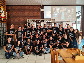 Parte do quadro de colaboradores da A52